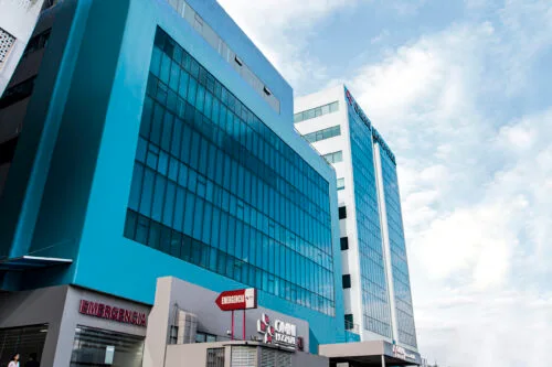 Exterior de OmniHospital, hospital donde atiende CEPEGEN